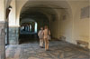 Immagine: L’Arma delle Manie. Le mura e i portici del centro storico di Noli.